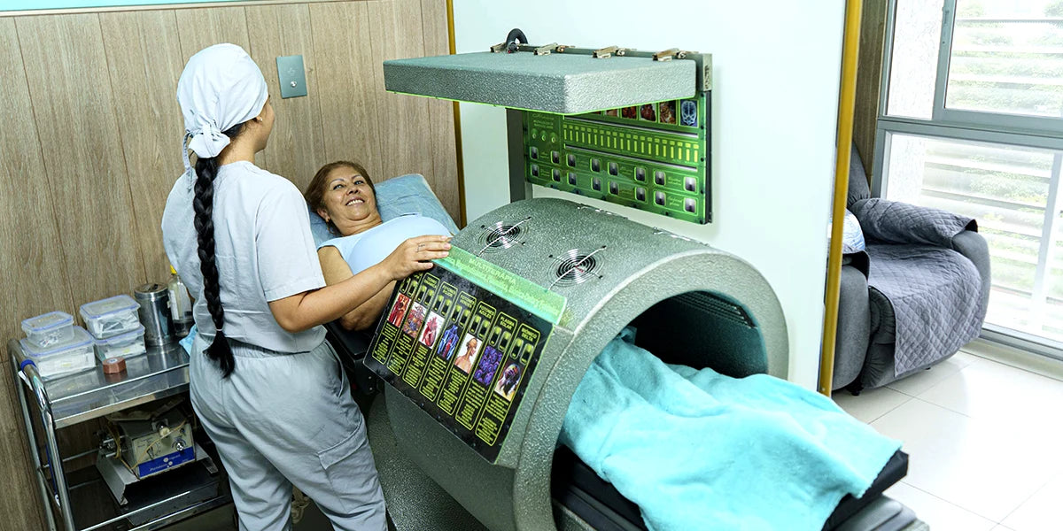 Paciente recibiendo tratamiento de multiterapia y regeneración celular en la clínica del Dr. Iván Melo.